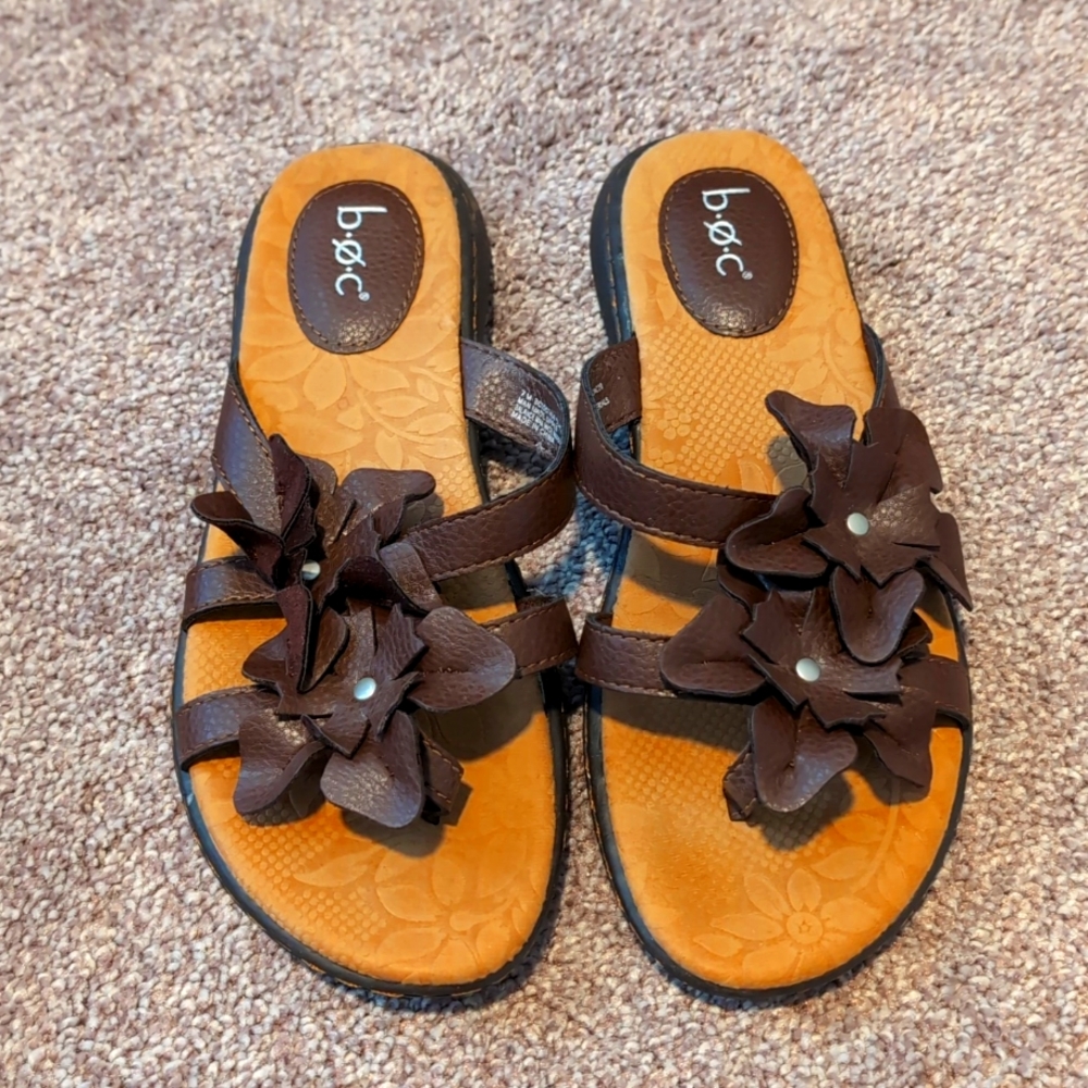 B.O.C. sz 7 flower flip flops